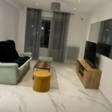Beautiful And Spacious Well Located شقة تولون