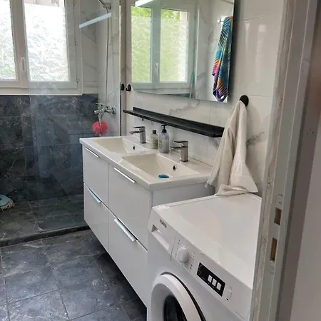 Beautiful And Spacious Well Located تولون