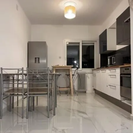 Beautiful And Spacious Well Located شقة تولون